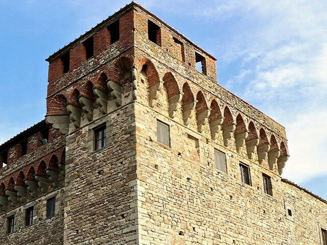 Mystère, magie et fantômes: le Château de Lari