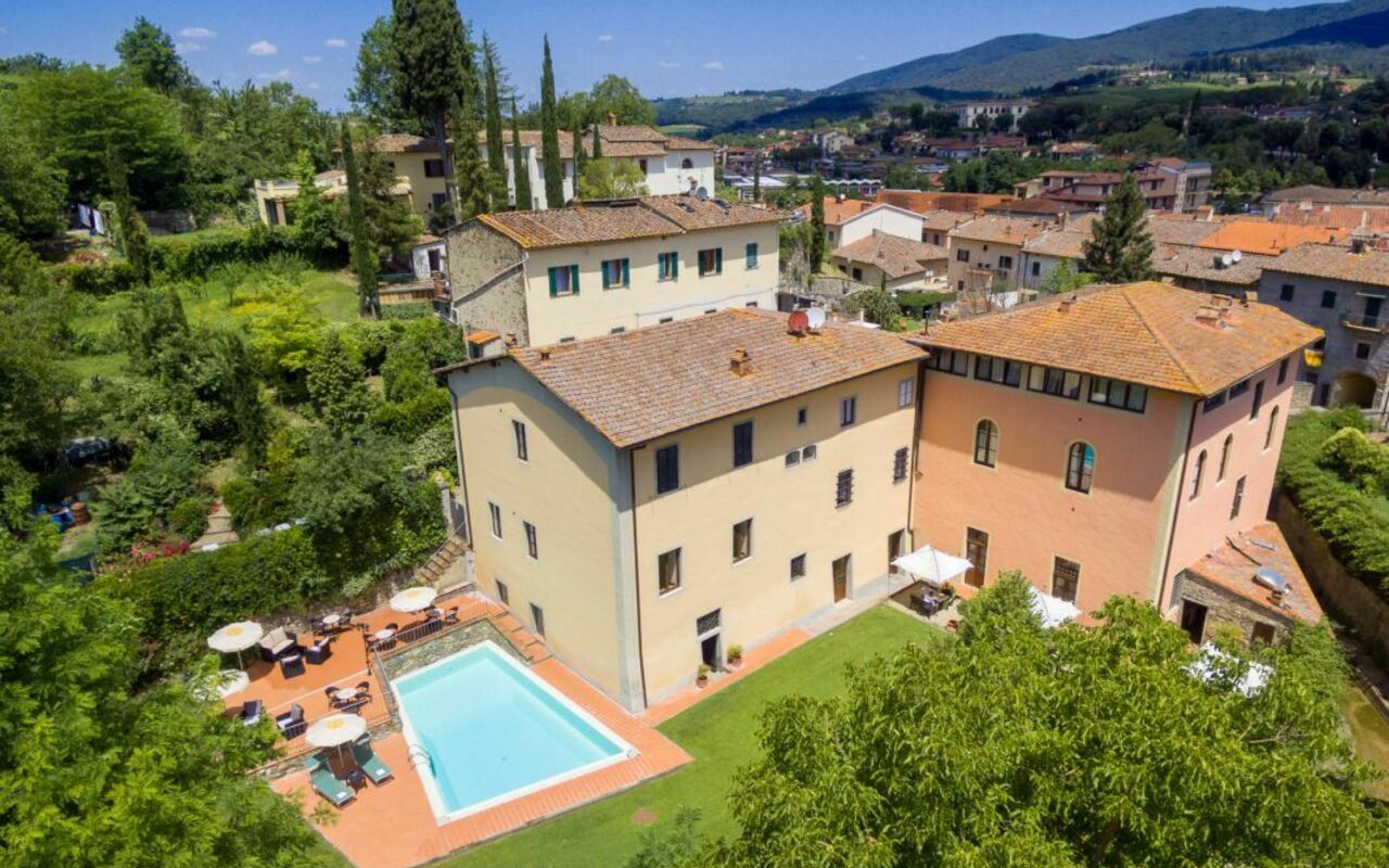 Palazzo a Greve: bassin, Extérieur