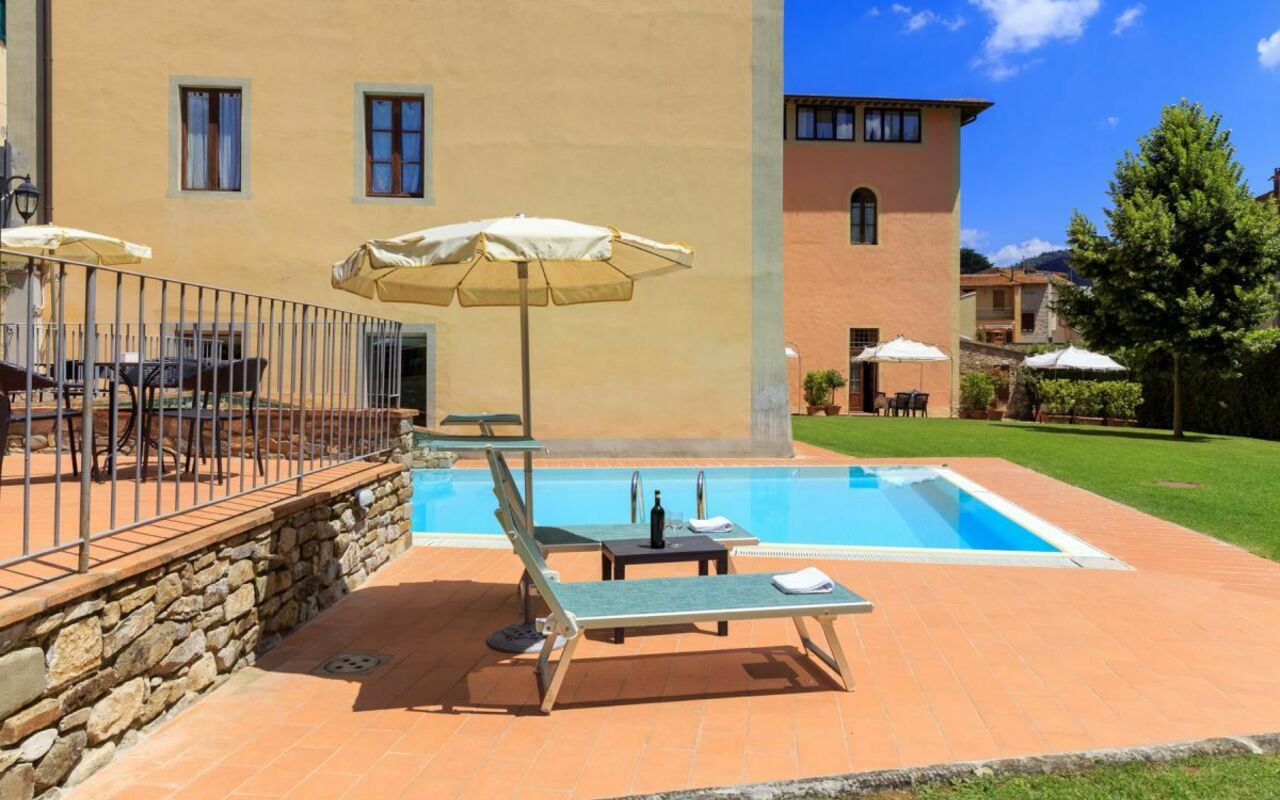 Palazzo a Greve: bassin, Extérieur