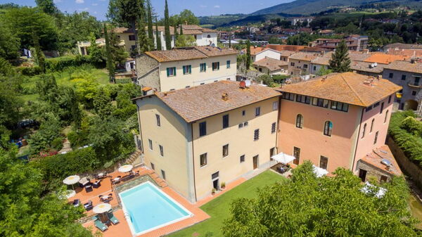 Palazzo a Greve: bassin, Extérieur