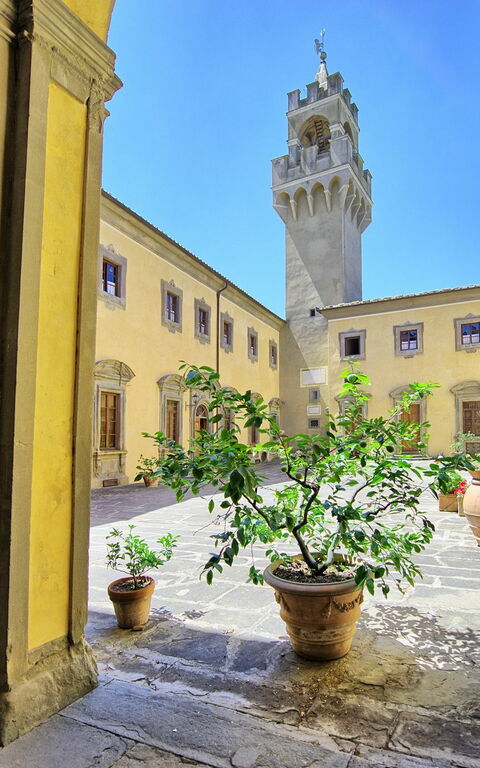 Montegufoni: Extérieur, Extérieurs