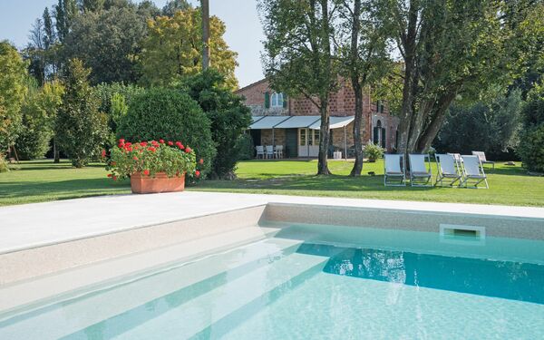Villa Fontine: bassin, Extérieur