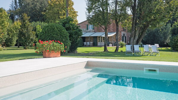 Villa Fontine: bassin, Extérieur