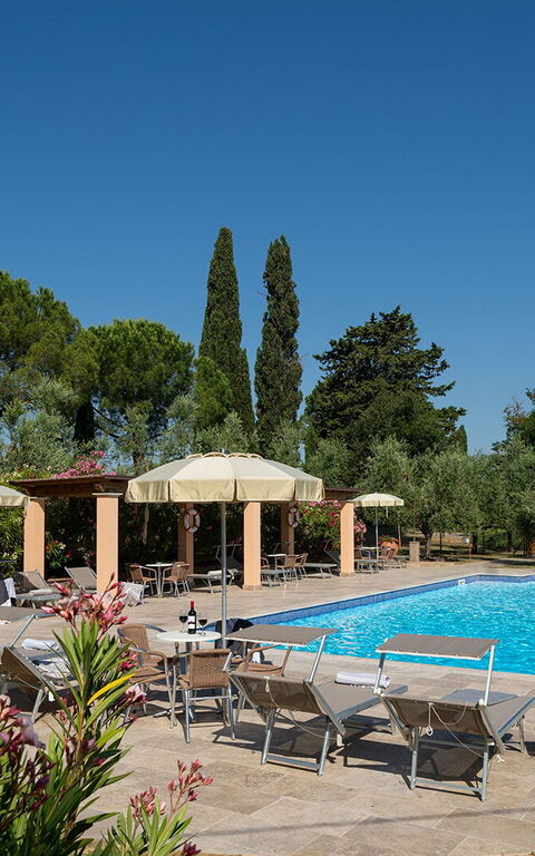 Montelopio: bassin, Extérieur, Extérieurs