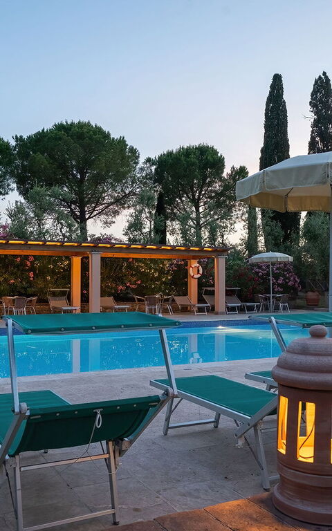 Montelopio: bassin, Extérieur, Extérieurs