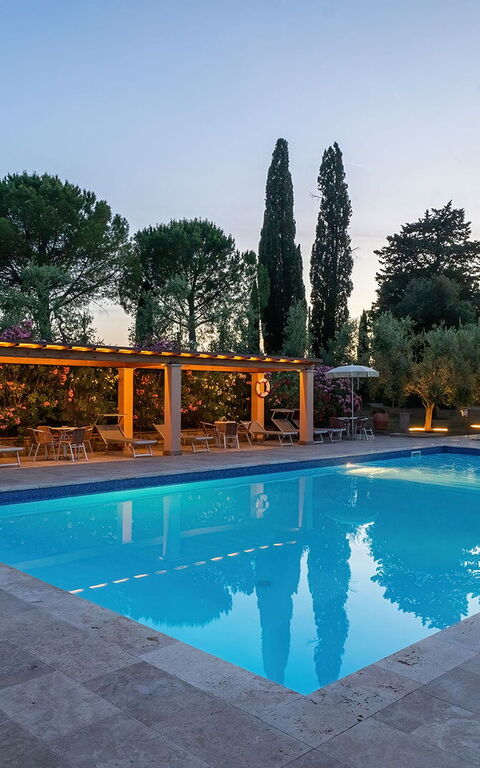 Montelopio: bassin, Extérieur, Extérieurs