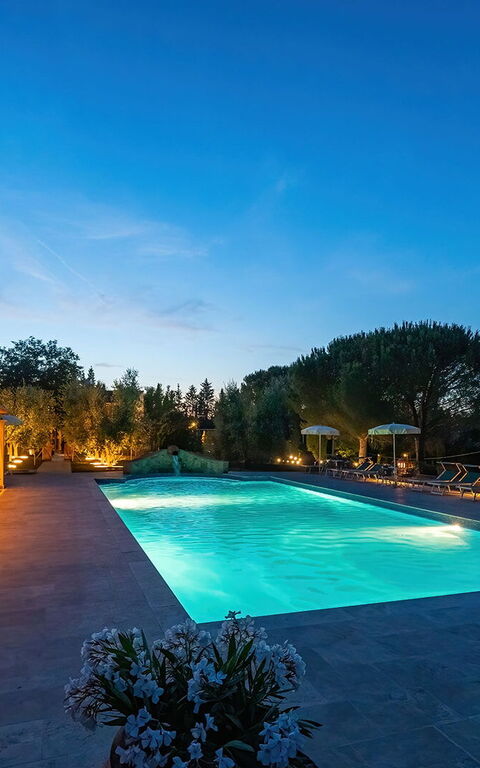 Montelopio: bassin, Extérieur, Extérieurs