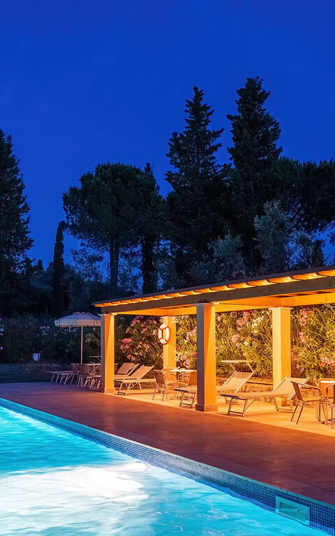 Montelopio: bassin, Extérieur, Extérieurs