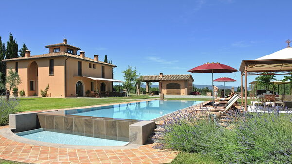 Villa Insoglio: bassin, Extérieur