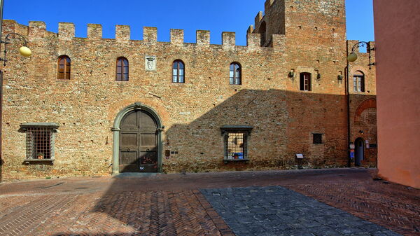 Certaldo: Entrée principale, Extérieurs