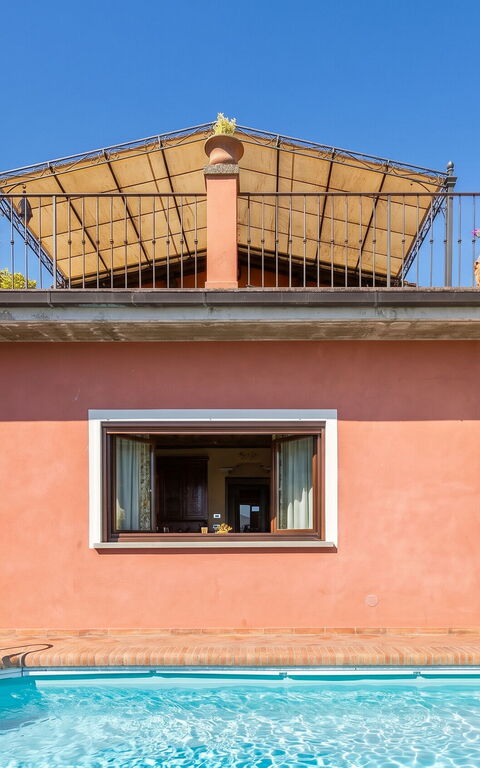 Casa Vania: bassin, Extérieur