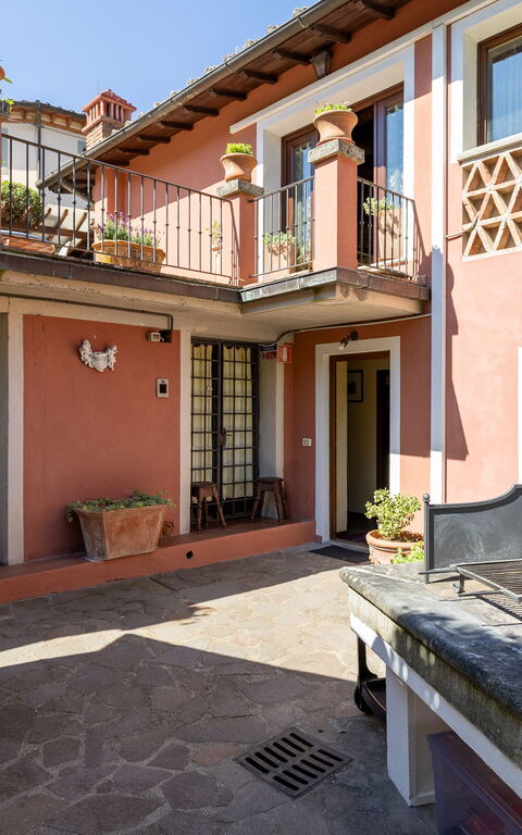 Casa Vania: Extérieur, Extérieurs