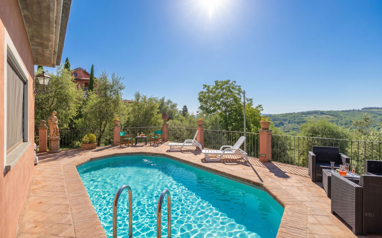 Casa Vania: bassin, Extérieur