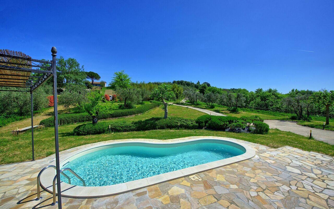 Villa Roberto: bassin, Extérieur