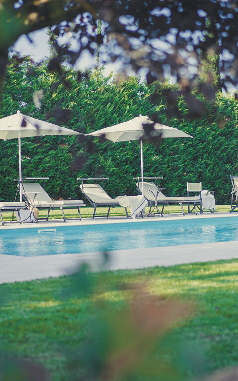 Villa Cassia: bassin, Extérieur