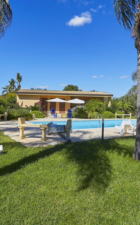 Villa Oasi: bassin, Jardin