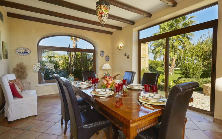 Villa Oasi: Salle à manger, Salon