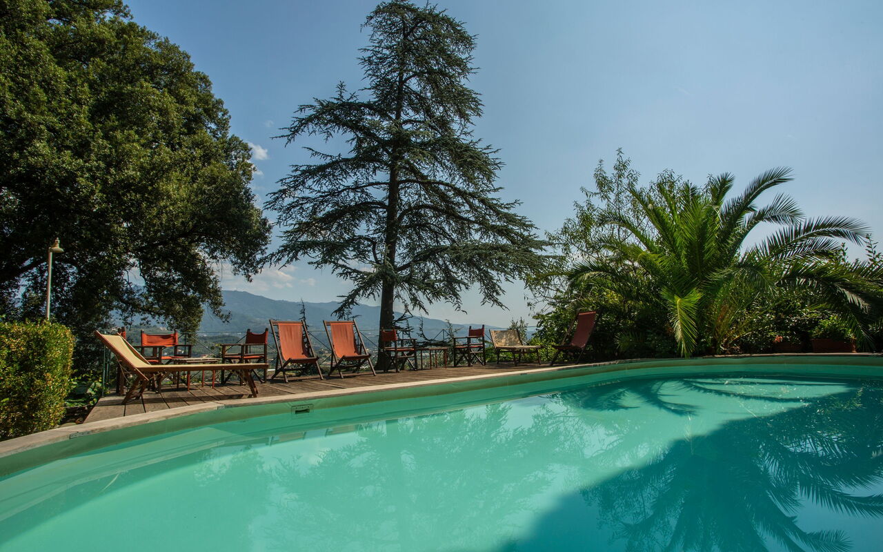 Villa Pedone: bassin, Extérieur
