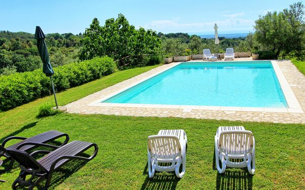 Guardistallo: bassin, Jardin