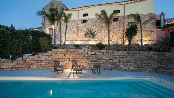 Baglio Maranzano - Marietta: bassin, Extérieurs