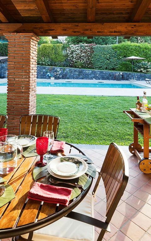 Viagrande: bassin, Extérieur