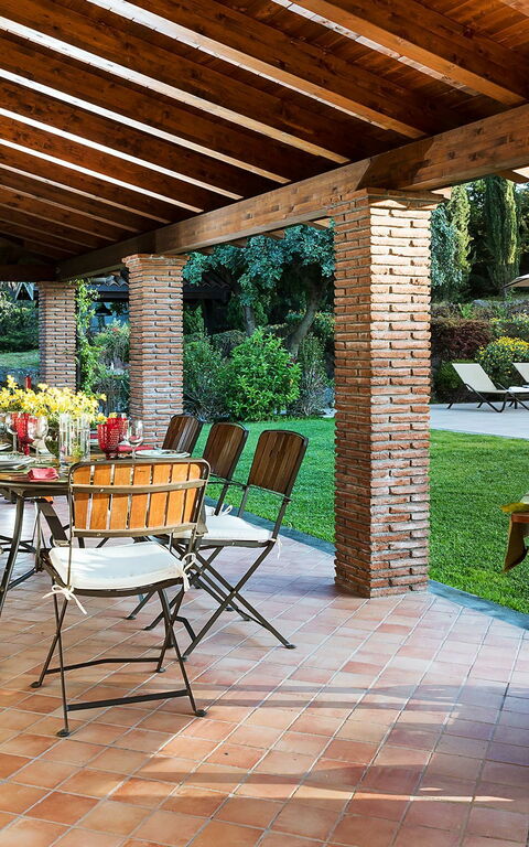 Viagrande: bassin, Extérieur