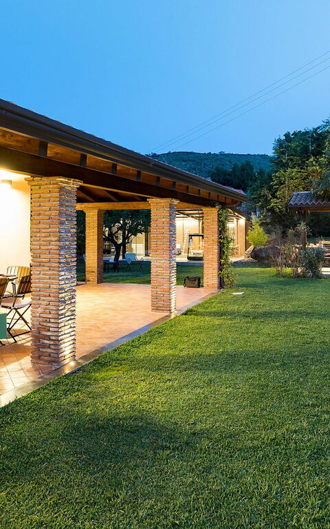 Viagrande: Extérieur