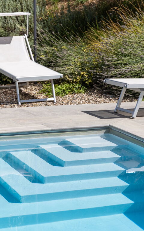 Villa Tenuta Lonciano: bassin, Extérieur