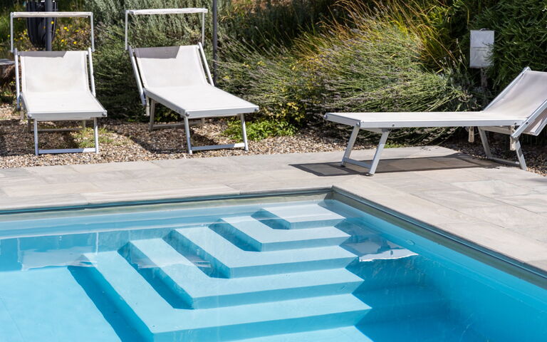 Villa Tenuta Lonciano: bassin, Extérieur