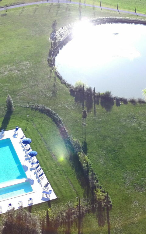 Montaione: bassin, Jardin