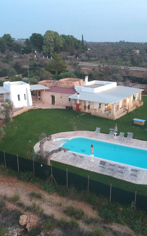 Trullo Torre Suda: bassin, Jardin