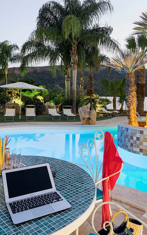 Villa Agorà: bassin, Extérieur