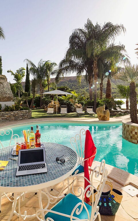 Villa Agorà: bassin, Extérieur