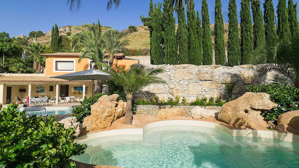 Villa Agorà: bassin, Jardin