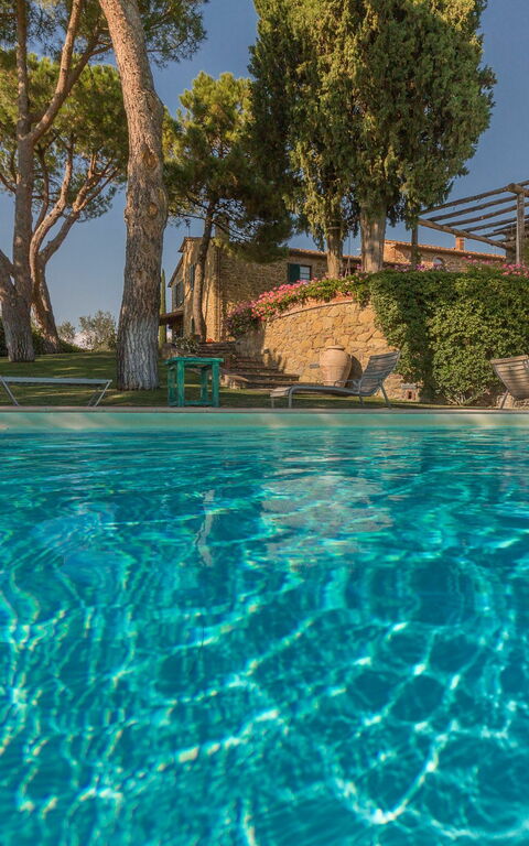 Villa Poggiospinoso: bassin, Extérieur