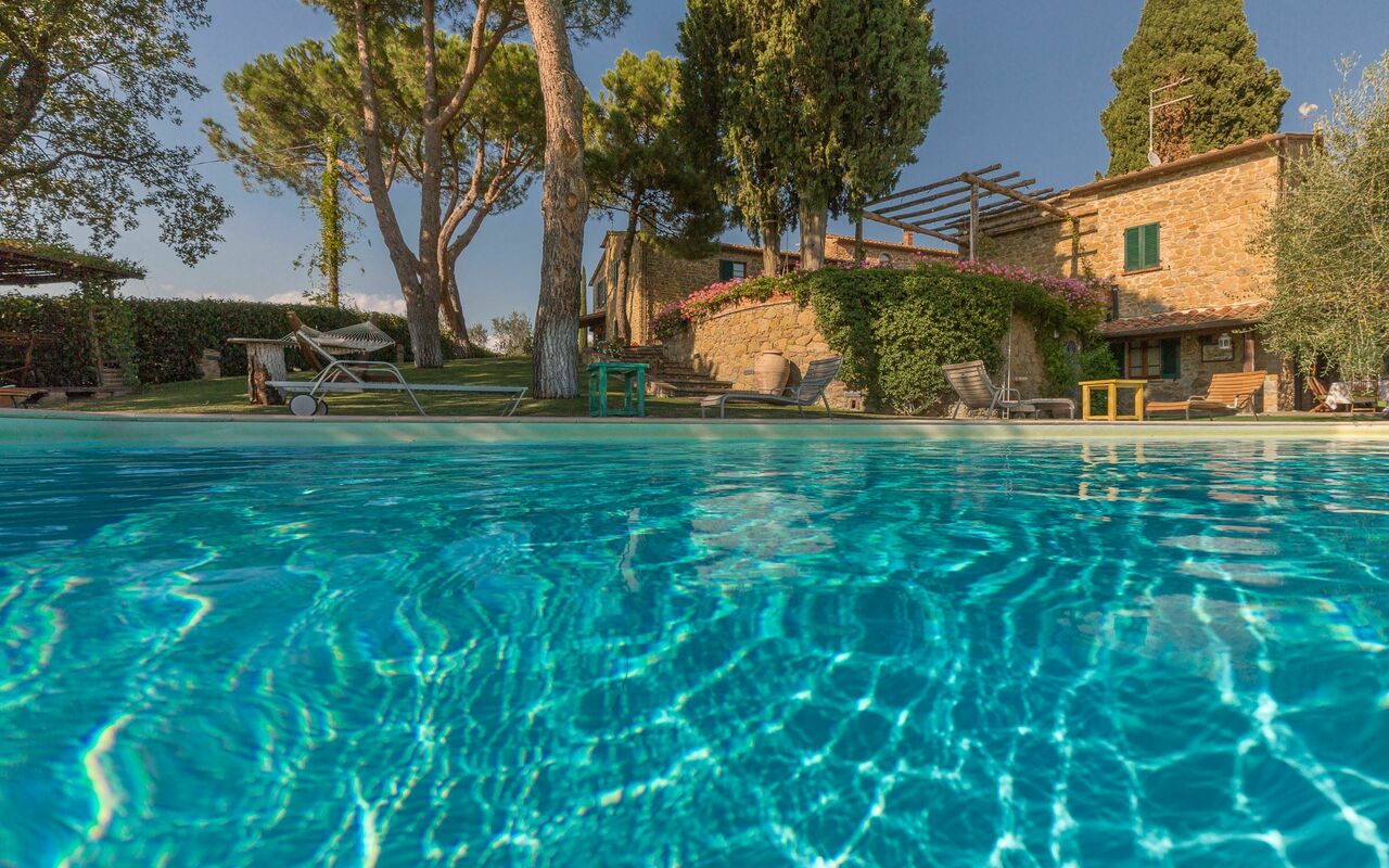 Villa Poggiospinoso: bassin, Extérieur