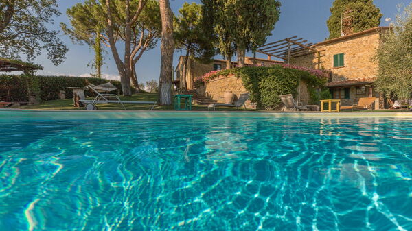 Villa Poggiospinoso: bassin, Extérieur