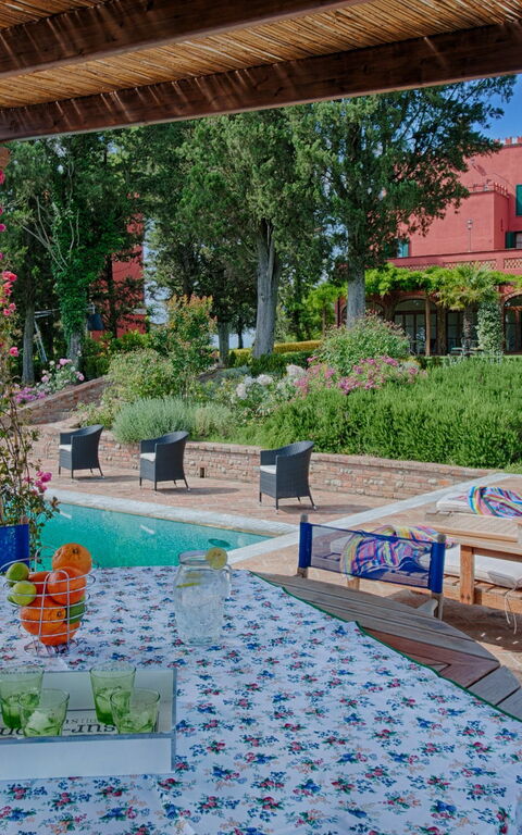 Tenuta Cambiano: bassin, Extérieur