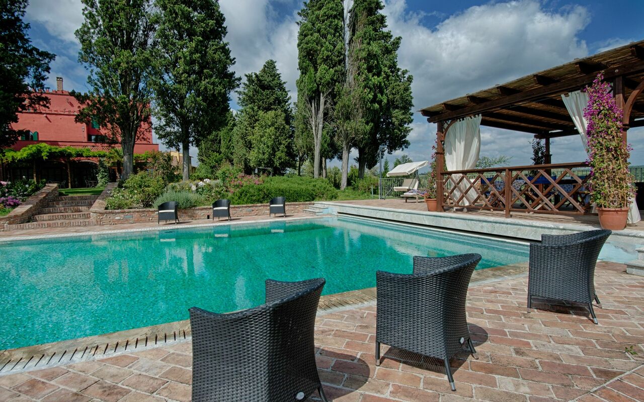Tenuta Cambiano: bassin, Extérieur