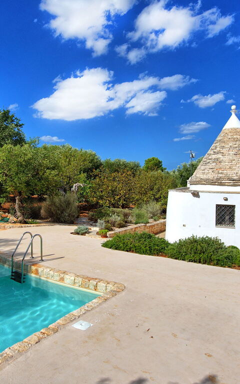 Trullo Pascarosa: bassin, Jardin