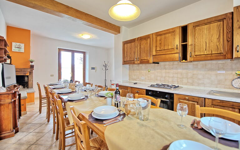 Casale Daniele: Cuisine, Salle à manger