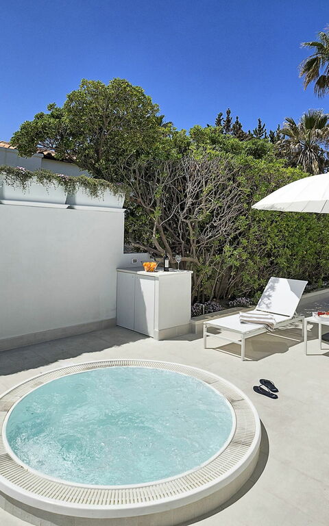 Marisol: Extérieur, jacuzzi