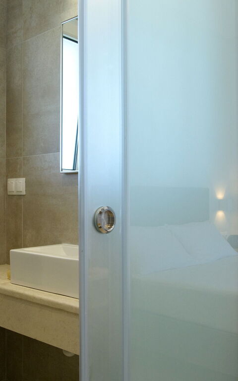 Beachfront Villa Seasun: chambre à coucher, Salle de bain