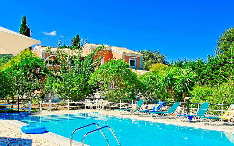 Beach Villa Nancy: bassin, Jardin