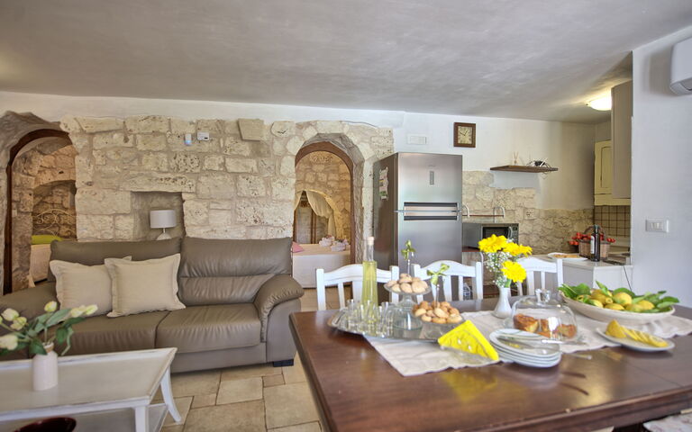 Trullo Santo Stefano: Cuisine, Salle à manger, Salon