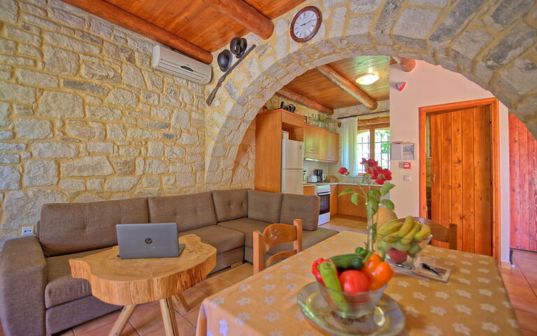 Villa Nipos: Cuisine, Salle à manger, Salon