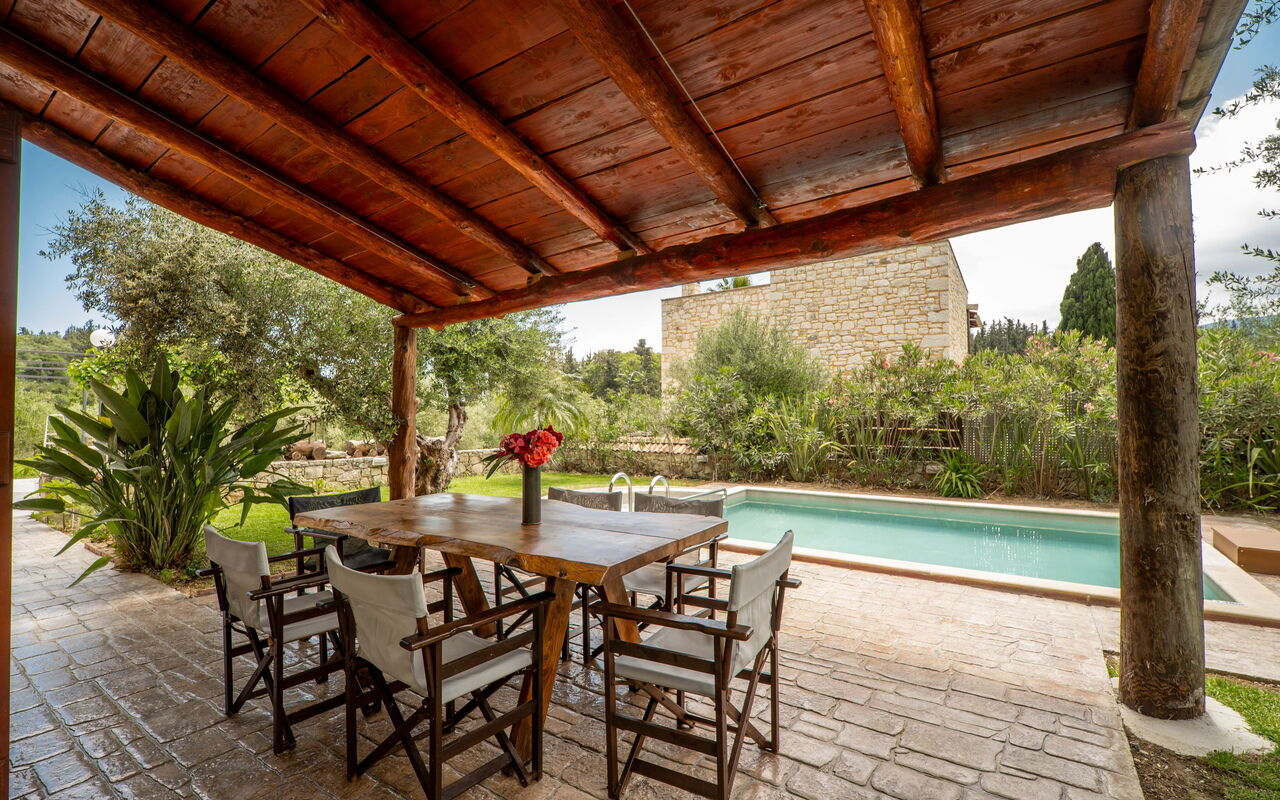 Villa Nipos: bassin, Extérieur