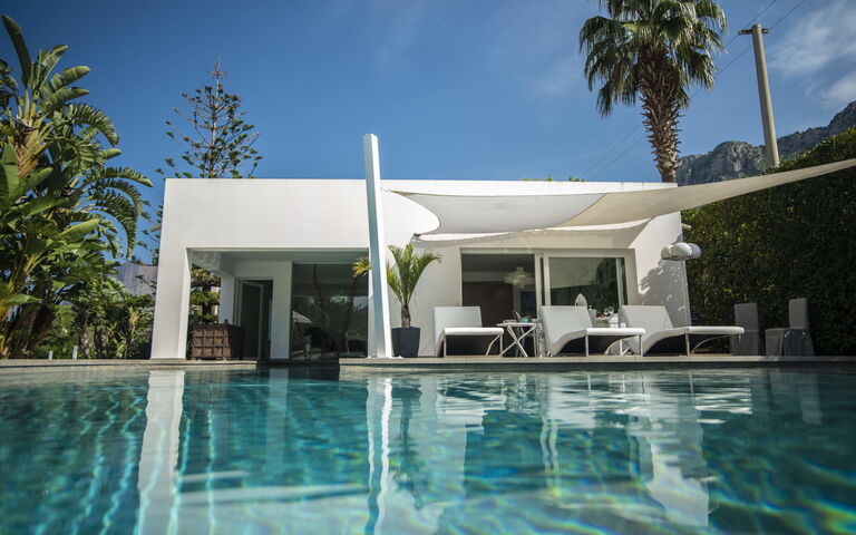 Villa Denari: bassin, Extérieur