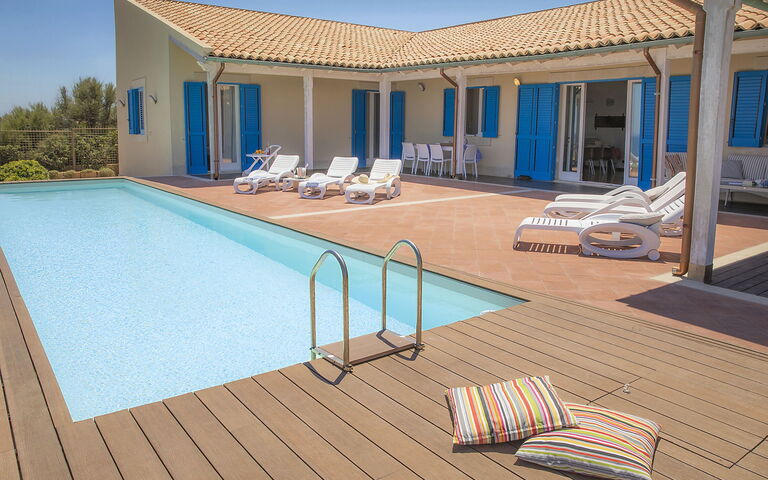 Villa Ala: bassin, Extérieur