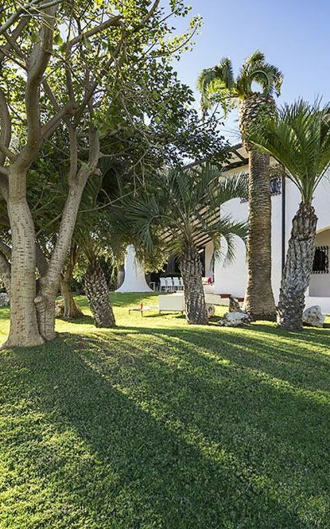 Blu Moon: Extérieur, Extérieurs, Jardin